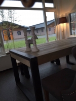 Steigerhouten tafel met vierkant kopse kant