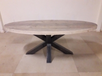 Steigerhouten ovalen tafel met stalen midden kruispoot