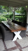 Steigerhouten tafel met houten kruispoot