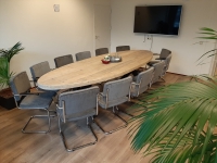 Vergadertafel steigerhout ovaal met stalen midden kruispoot
