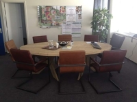 Vergadertafel steigerhout ovaal met stalen midden kruispoot