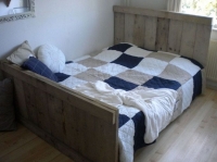 Bed steigerhout met extra hoge wanden